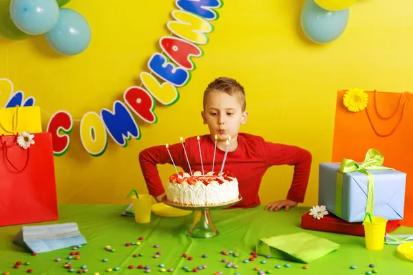 Kind tijdens zijn verjaardagspartij — Stockfoto