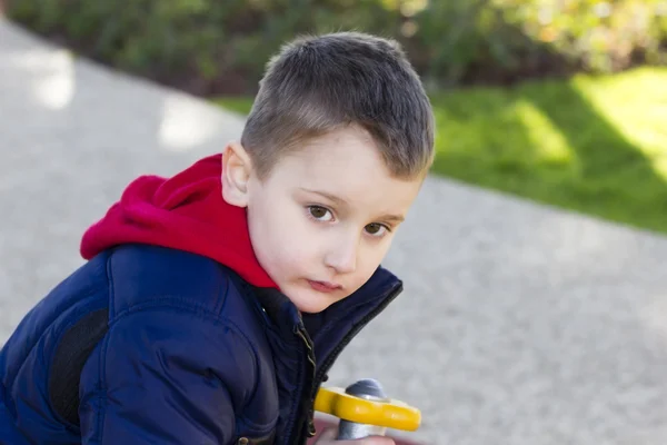 Niño jugando en un parque infantil . — Foto de Stock