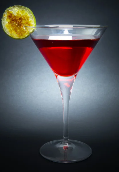 Red cocktail isolerad på mörk bakgrund — Stockfoto