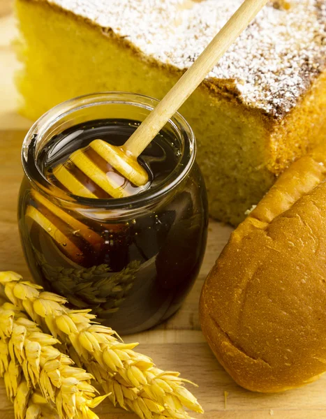 Здоровая банка меда с хлебобулочными изделиями — стоковое фото