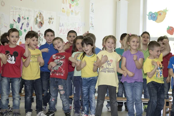 Çocuk Okul tiyatrosunda eğleniyor