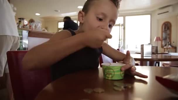Anak makan es krim — Stok Video