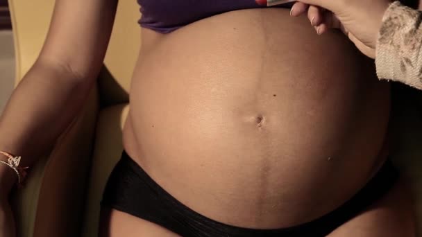 Desenhar um coração na barriga de uma mulher grávida — Vídeo de Stock