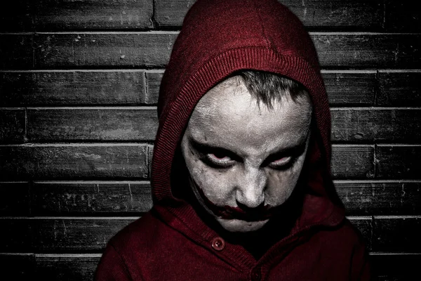 Cadılar Bayramı çocukla karşı tuğla duvar arka plan yapmak