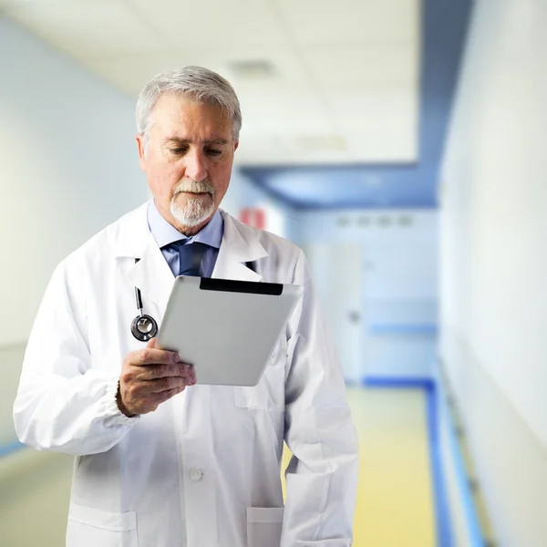 Medico nel corridoio dell'ospedale con tablet — Foto Stock