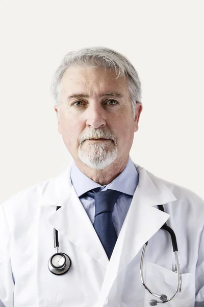 Retrato de un médico senior sobre fondo blanco — Foto de Stock