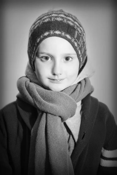 Портрет маленького мальчика в зимней одежде — стоковое фото