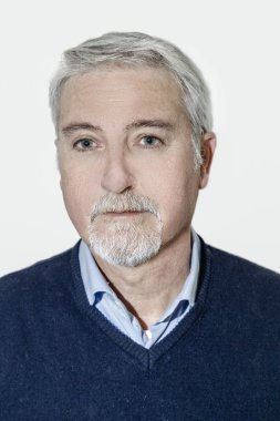 Beyaz arka plan karşı üst düzey insan portresi