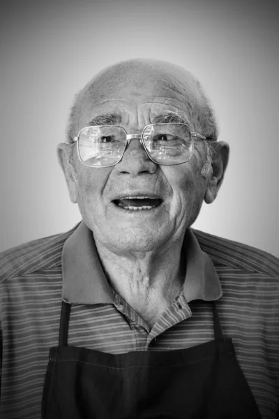Portrait d'homme âgé sur fond blanc — Photo