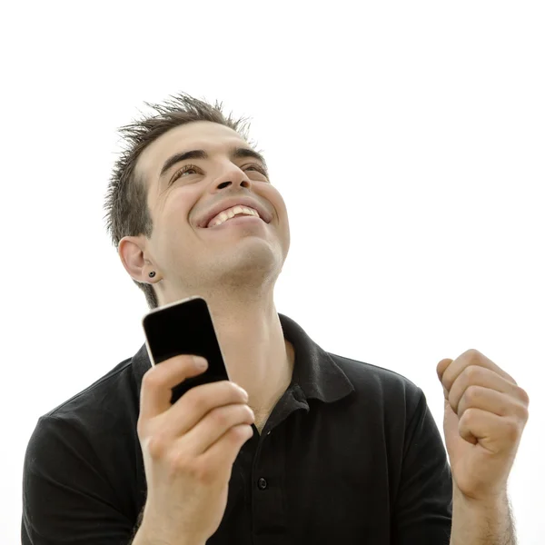 Щасливий молодий чоловік дивиться на свій смартфон — стокове фото