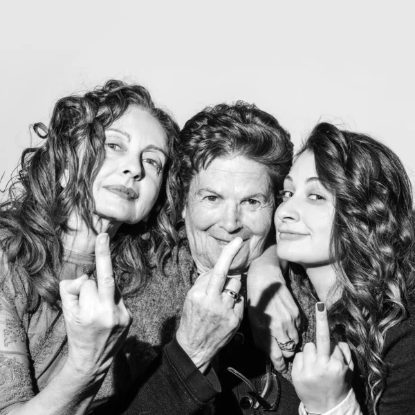 Trzy kobiety z środkowy palec wysłać kogoś do piekła — Zdjęcie stockowe