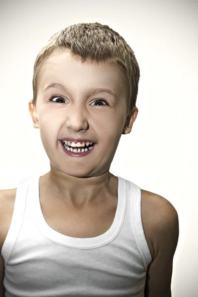 Retrato de criança engraçada contra fundo branco — Fotografia de Stock