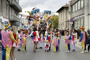 s.Egidio, İtalya - 2 Mart 2014: yüzen ve maskeli insanlar sant'egidio alla sokaklarında yürürken