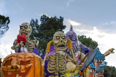 s.Egidio, İtalya - 2 Mart 2014: karnaval float temalı halloween