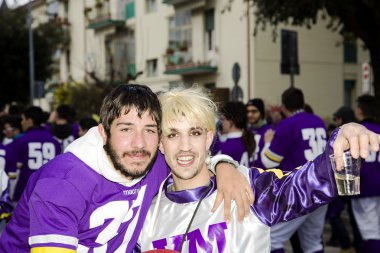 s.Egidio, İtalya - 2 Mart 2014: mutlu genç erkek kılığında kutlamak karnaval 2014 içme ve da