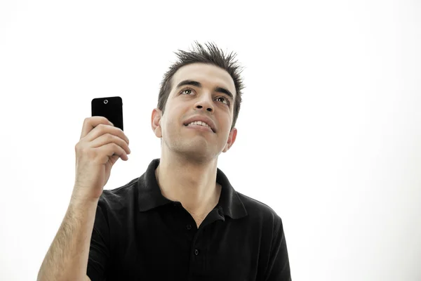 Счастливый молодой человек со смартфоном смотрит вверх — стоковое фото