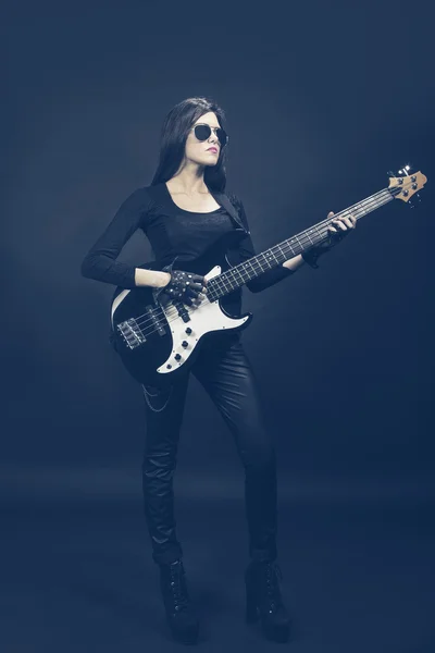 Jonge brunette vrouw bassist — Stockfoto