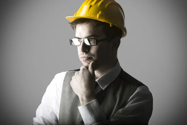 Retrato de inteligente ingeniero joven reflexivo — Foto de Stock