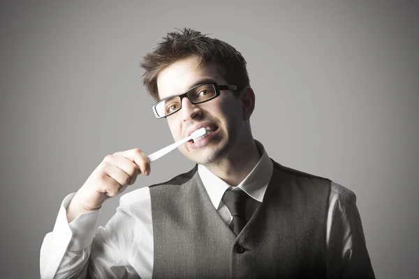 diş fırçalama gözlük ile şık delikanlı