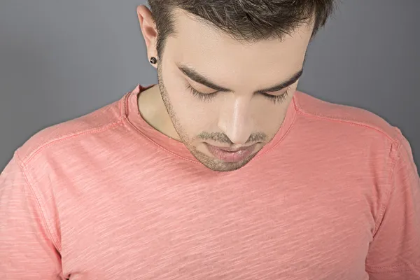 aşağı bakıyor güzellik genç adam portresi