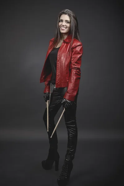 baget ile genç gülümseyen esmer müzisyen kadın portresi