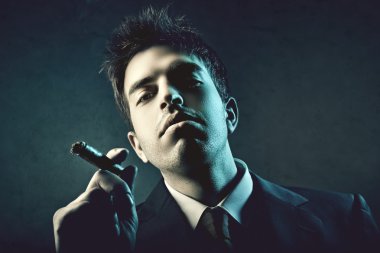 genç yakışıklı şık adam sigara puro
