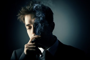 genç yakışıklı şık adam sigara puro