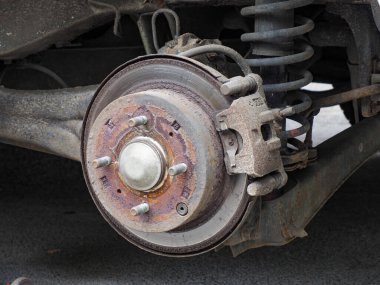 Araba tekerleği tamiri ve fren pedi değiştirme