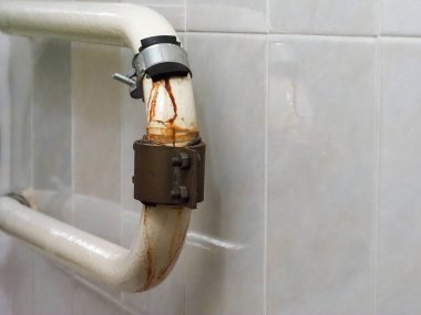 Kelepçelerin yardımıyla eski bir radyatörün tamirini.
