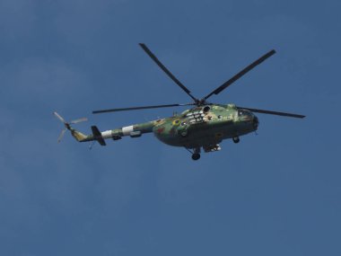 Barışçıl mavi gökyüzünün arka planında Ukrayna sınır muhafızlarından oluşan helikopter