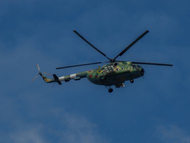 Barışçıl mavi gökyüzünün arka planında Ukrayna sınır muhafızlarından oluşan helikopter