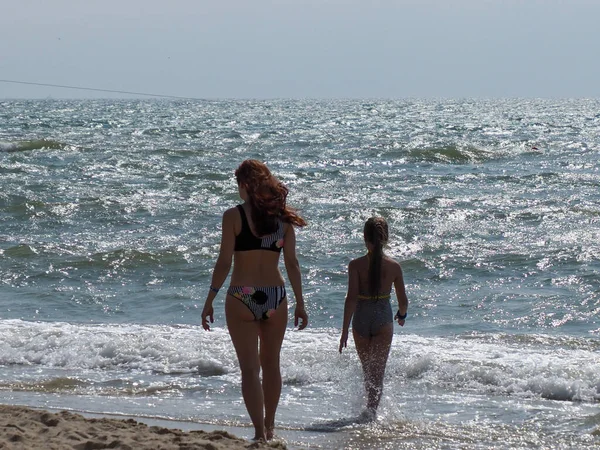 砂浜の娘さんとお母さん — ストック写真