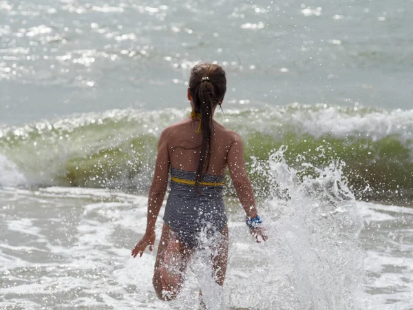 Una Chica Traje Baño Rayas Con Pelo Largo Corre Ola — Foto de Stock