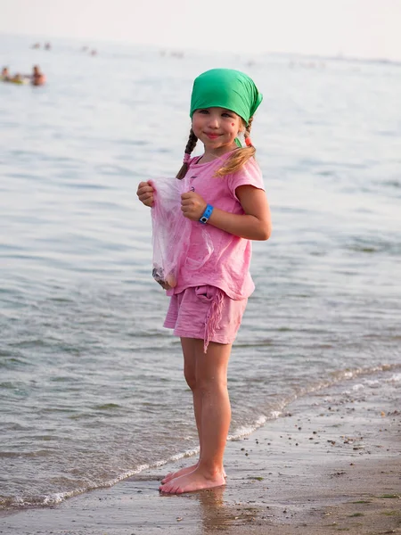 Yeşil Bandanalı Ukraynalı Kız Kumlu Bir Sahilde Deniz Kabuğu Topluyor — Stok fotoğraf