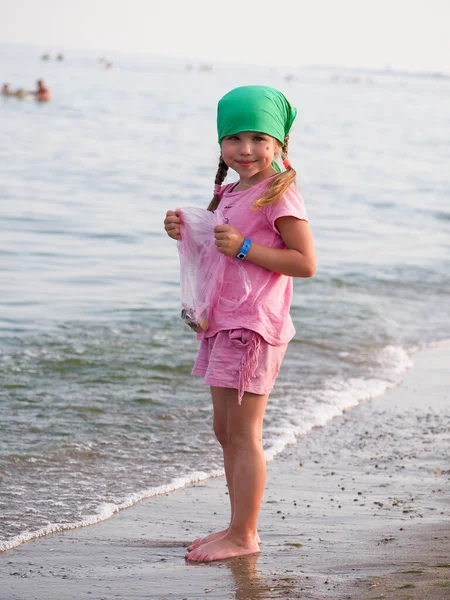 Oekraïense Meisje Een Groene Bandana Verzamelt Schelpen Een Zandstrand — Stockfoto