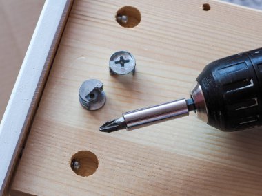 Tornavidalı bir masa için ahşap bir çekmece hazırlıyorum.