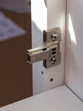 Masanın ön cephesi için mobilya menteşesi