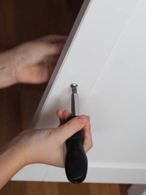 Tornavidalı bir masa için ahşap bir çekmece hazırlıyorum.