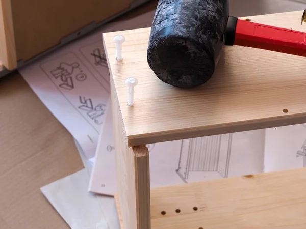 Trabajos Carpintería Montaje Muebles Hogar Con Ayuda Mazo — Foto de Stock