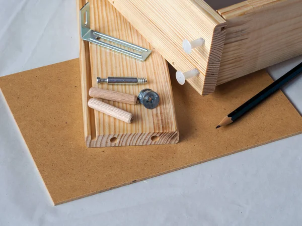 Montáž Dřevěné Zásuvky Pro Stůl Šroubovákem — Stock fotografie