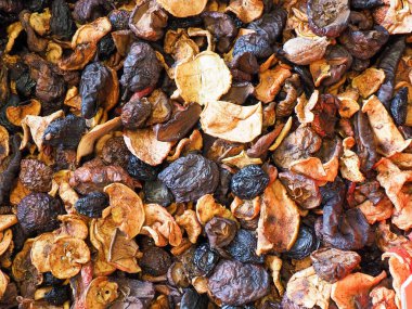 Kurumuş elma, armut, kuru erik kompostosu.