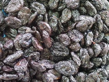 Mağaza tezgahında kuru erik var. Yakın çekim.