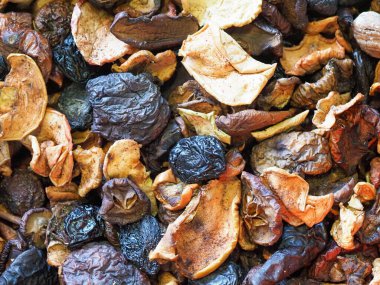 Kurumuş elma, armut, kuru erik kompostosu.