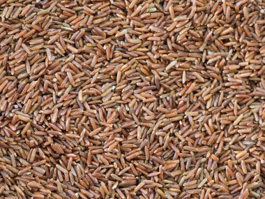 Kırmızı pirinç tanelerinin dokusu yakından geliyor.