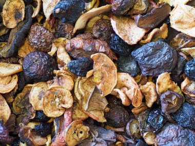 Kurumuş elma, armut, kuru erik kompostosu.