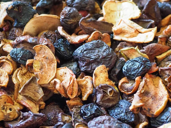 Kurumuş elma, armut, kuru erik kompostosu.