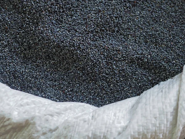 Markette beyaz bir torbada haşhaş tohumları