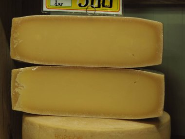 Pazar tezgahında yarım kaşık peynir kes.