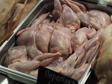 Tezgahta pişirmek için bıldırcın leşleri.