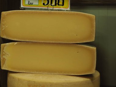 Pazar tezgahında yarım kaşık peynir kes.